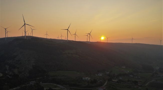 Rüzgar güllerinin gün batımıyla birleşen manzarası mest etti