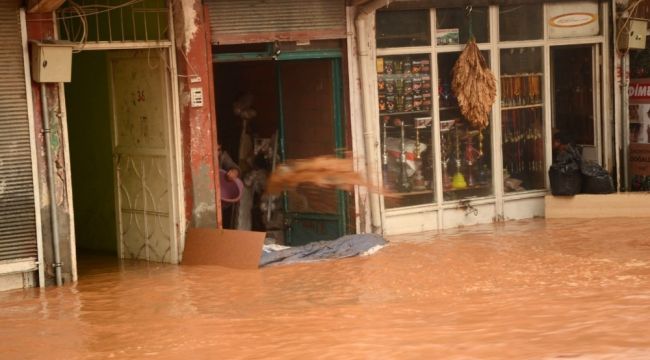Sağanak yağış Silvan'ı vurdu, vatandaşlar iş yerlerinde mahsur kaldı