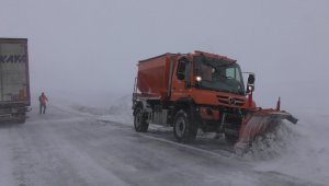 Sahara Geçidi'nde tipi ve fırtına nedeniyle tırlar mahsur kaldı