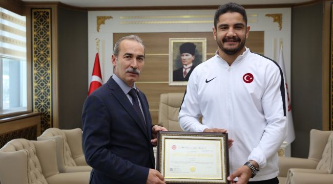 Şampiyon Taha Akgül yüksek lisans diplomasını aldı