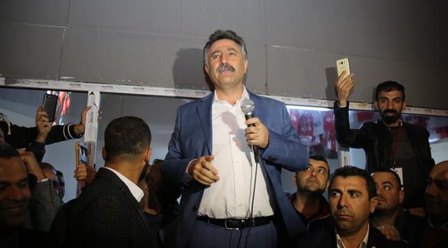 Sandal; 'Zaferini vatandaşlarla kutladı'