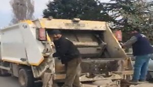 Seçimi kazanan başkanın ilk icraatı çöp toplamak oldu