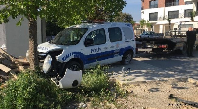 Servis minibüsü polis aracına çarptı: 1 ölü, 2'si polis 3 yaralı