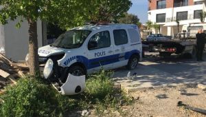 Servis minibüsü polis aracına çarptı: 1 ölü, 2'si polis 3 yaralı