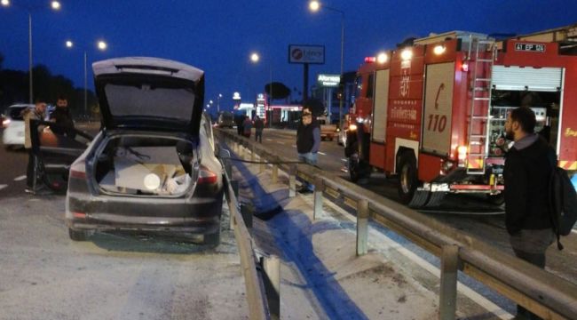 Seyir halindeki otomobilde çıkan yangın paniğe neden oldu