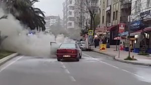 Seyir halindeki otomobilde yangın çıktı