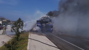 Seyir halindeki saman yüklü tır alev topuna döndü