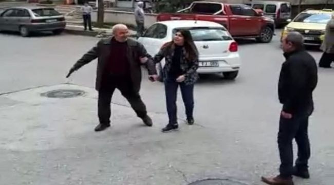 Silah çeken babayı kızı ikna etti