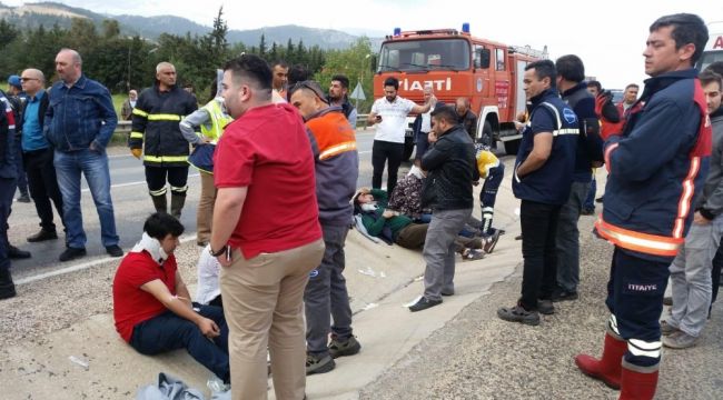 Silifke'de işçileri taşıyan midibüs kaza yaptı: 11 yaralı