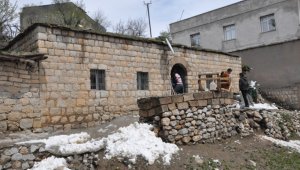 Şırnak'ta toprak evin damı çöktü