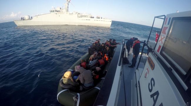 Şişme lastik botta 15'i çocuk 41 mülteci yakalandı