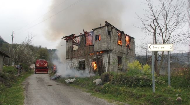 Sobadan çıkan yangında ahşap ev alev alev yandı