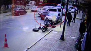 Sokakta aşırı hızlı aracın cipe çarptığı anlar kamerada