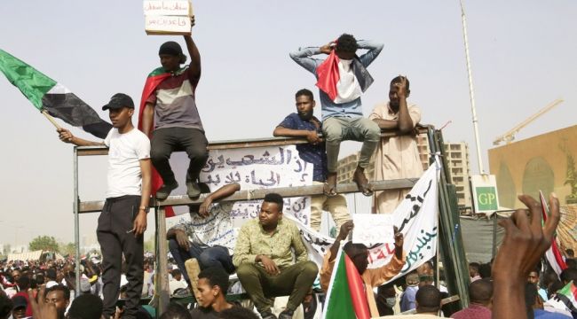 Sudan'da askeri konsey, eski hükümet üyelerini tutukladı