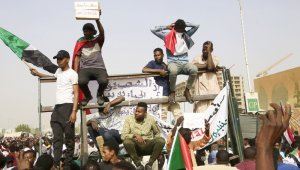 Sudan'da askeri konsey, eski hükümet üyelerini tutukladı