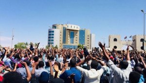 Sudan'da cumhurbaşkanının istifası isteniyor