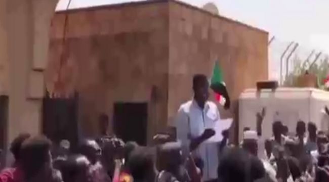 Sudanlılardan Mısır Büyükelçiliği önünde protesto