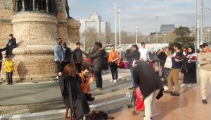 Taksim Meydanı'nda saç kesimi yaptı, ilgi odağı oldu