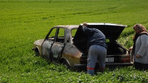 Tarlada çalışırken park halindeki otomobili yandı