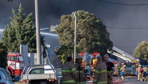 Tehlikeli madde üreten fabrika alevlere teslim oldu