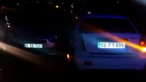 Tır sıkıştırınca bariyerlere giren araca otomobil çarptı: 6 yaralı