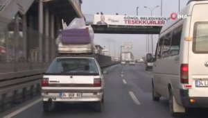 Trafiğe aldırış etmeden arabanın üstünde bakın ne taşıdı