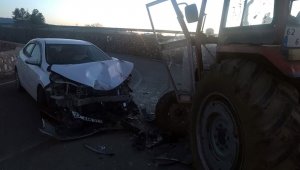 Traktör ile otomobil çarpıştı: 5 yaralı