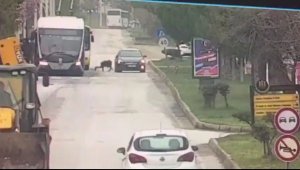 Trambüsten inen kıza otomobilin çarptığı kaza güvenlik kamerasında