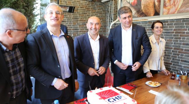 Tunç Soyer Bostanlı'daki En Yüksek Oy Aldığı Sandık Bölgesini Ziyaret Etti