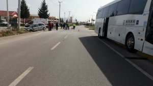 Tur otobüsü otomobille çarpıştı: 2 yaralı