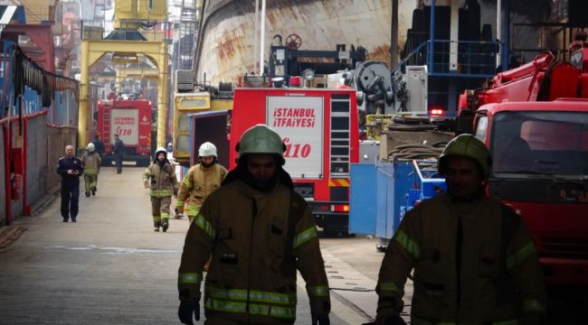 Tuzla'da bir tersanede gemi yangını