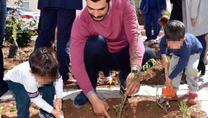 Ünlü oyuncu hükümlü çocuklarıyla fidan dikti