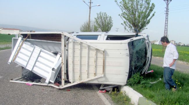 Virajı alamayan kamyonet devrildi: 6 yaralı