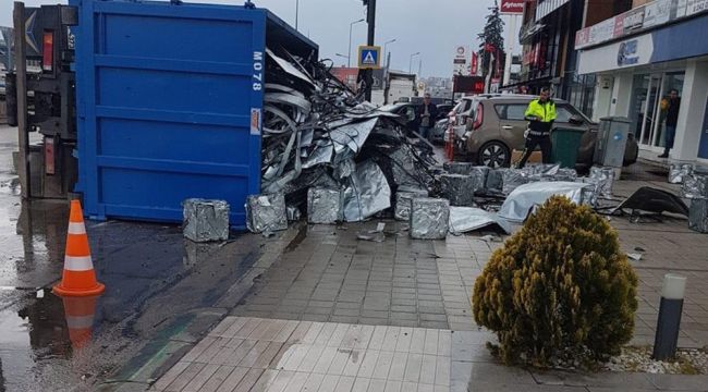 Virajı alamayan TIR otomobilin üzerine devrildi