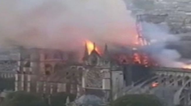 Yanan Notre Dame Katedrali'nin kulesi çöktü