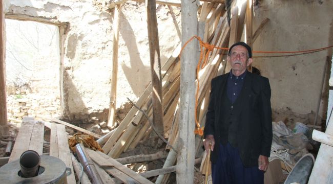 Yaşanan depremlerden dolayı vatandaş evlerine giremiyor