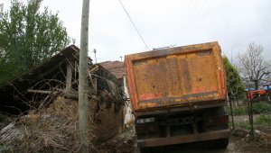 Yıkılan duvarlar arasında anılarda enkaz altında kaldı 