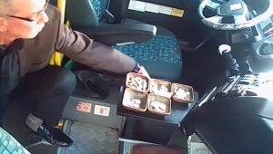 Yolcu dolu minibüste hırsızlık kamerada