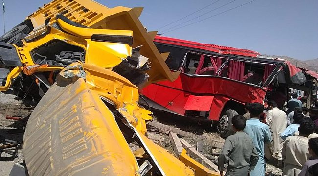 Yolcu otobüsüne damperli kamyon çarptı: 6 ölü, 21 yaralı