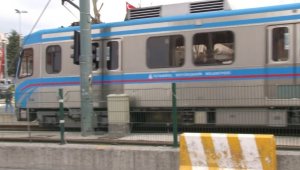 Yolun karşısına geçmeye çalışan çocuğa tramvay çarptı