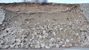 Yüksekova'da istinat duvarı çöktü