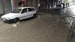 10 dakika yağdı iş yerleri sular altında kaldı