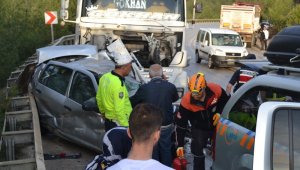 2 tırın arasında kalan otomobil hurdaya döndü: 1 ölü