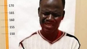 Afrikalı gencin üzerinden anne ve babasının bağırsakları çıktı