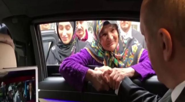 Altun, Cumhurbaşkanı Erdoğan ile yaşlı kadının sohbetini paylaştı