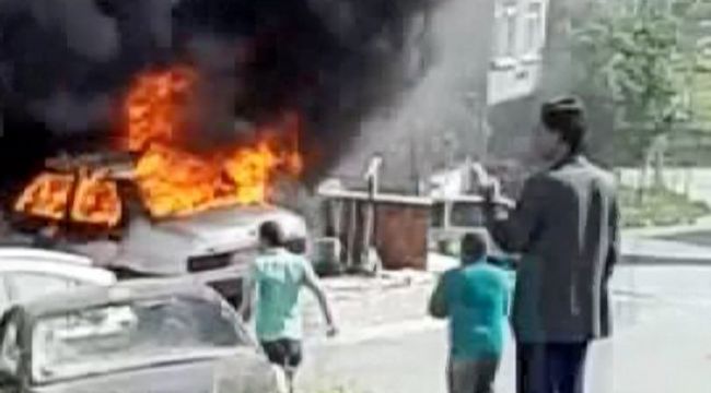 Arnavutköy'de park halindeki araç alev alev yandı