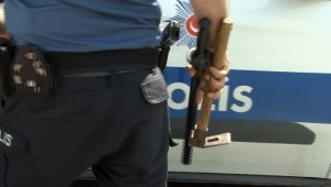 Arsa parasını yutan ATM'ye baltayla saldırdı