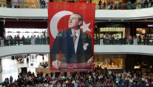 Atatürk'ün kıyafetlerinden esinlenilen defileye büyük ilgi