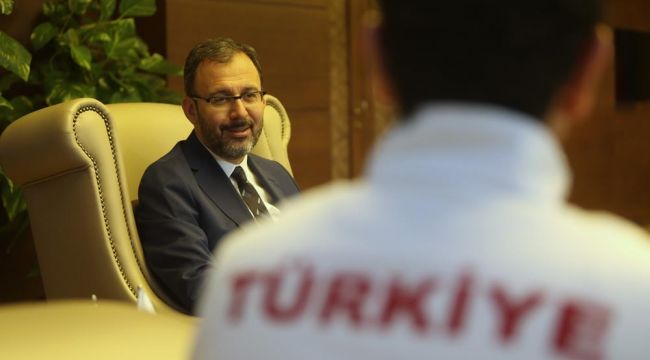 Bakan Kasapoğlu milli tekvandocuları ağırladı