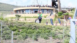 Başkan Soyer, Macera Park'ı gezdi, spor tırmanışı yaparak zipline'a bindi